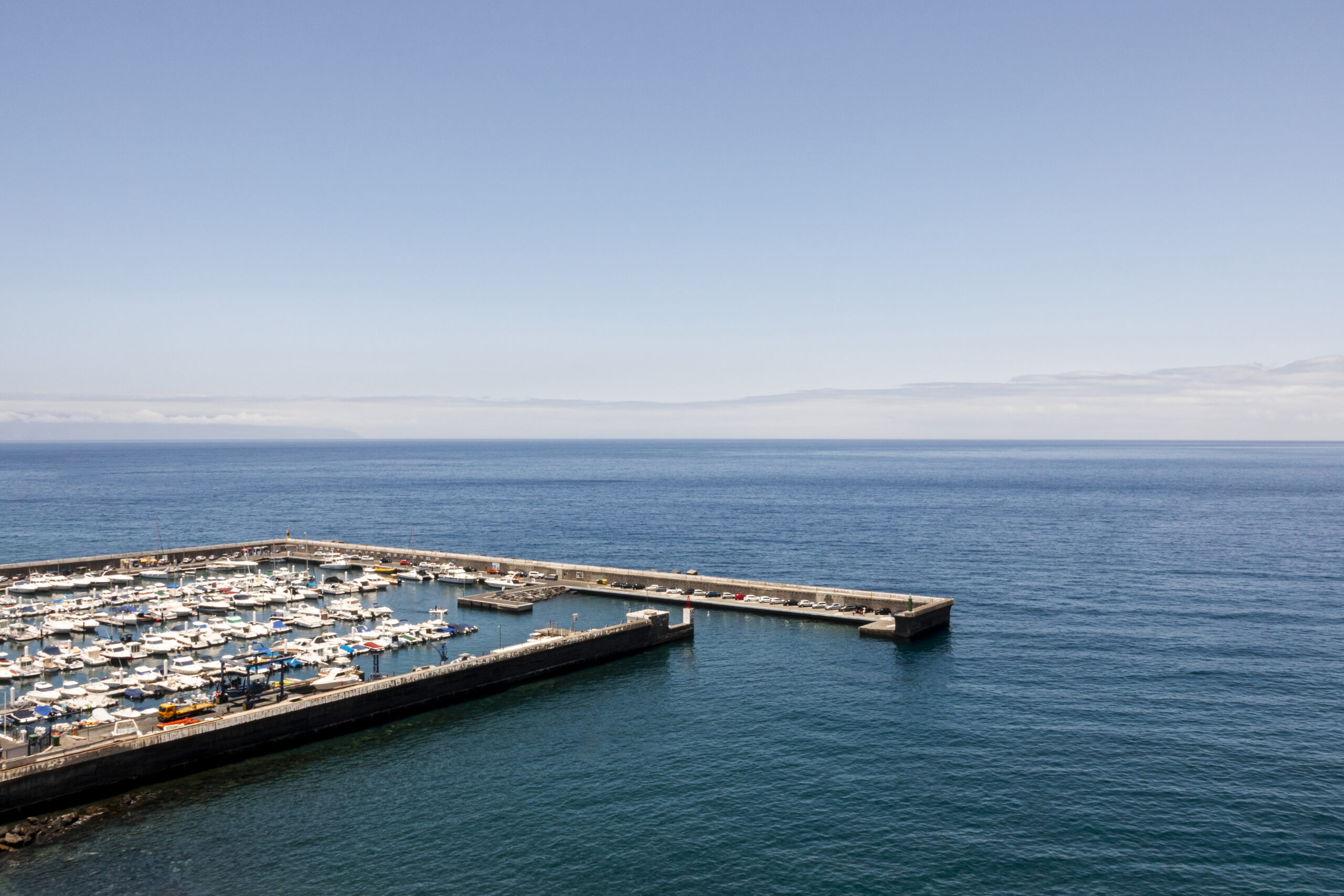 port avec des bateaux et la mer bleue